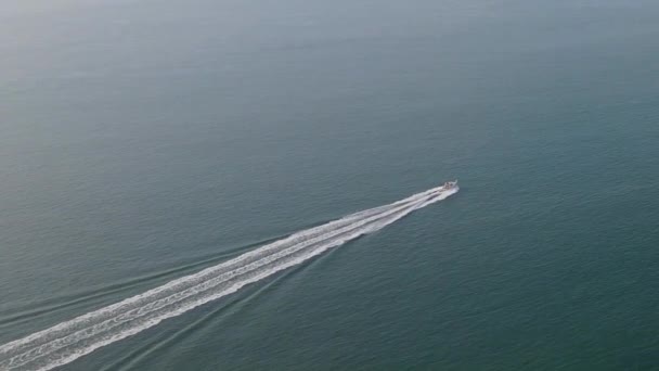Isolated Speedboat Leaves White Wake Trail Blue Calm Sea Water — Vídeo de stock
