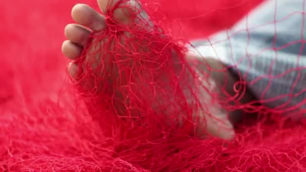 Red Fishing Net Entangled Right Foot Man Who Continuously Trying — Stok video