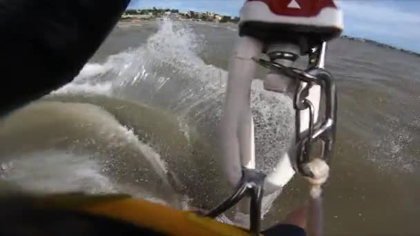 Pov Slow Motion Kitesurfer Springen Spinnen Oceaan Dubbele Voorste Rol — Stockvideo