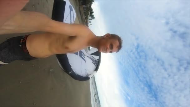 Vídeo Vertical Joven Caucásico Milenario Llevando Una Cometa Surf Playa — Vídeos de Stock