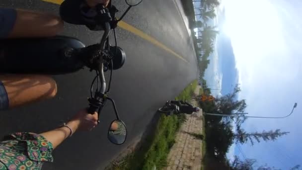 Vertikální Gopro Pov Člověka Motorce Pobřežní Tropické Silnici Léto — Stock video