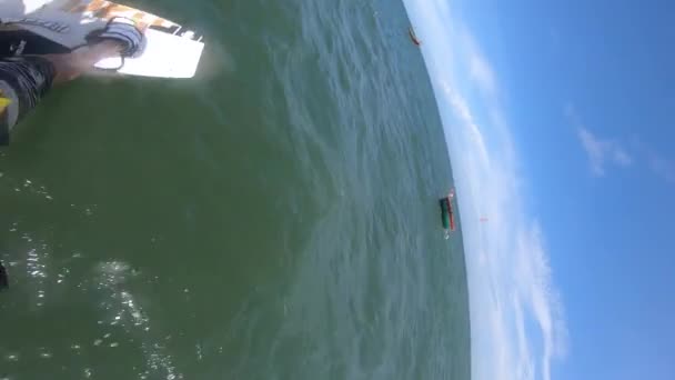 Kitesurf Extrema Água Oceano Perto Barco Pesca Tiro Pov Vertical — Vídeo de Stock