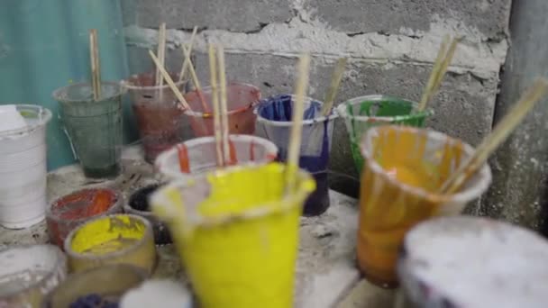 Number Colorful Paint Brushes Containers Indoor Custom Surfboard Making Workshop — ストック動画