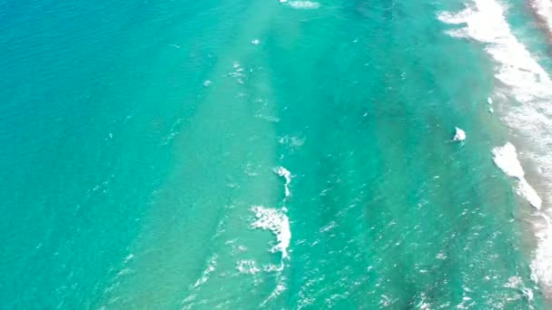 Golpe Avión Tripulado Fresco Las Olas Cristalinas Rodando Una Playa — Vídeo de stock