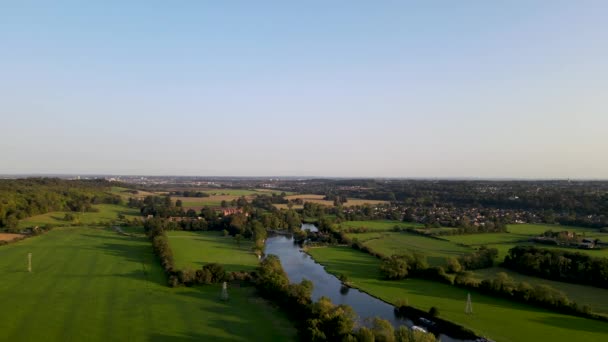 Vibrant Green Color River Thames Shores Surrounding Countryside Aerial Forward — Stockvideo