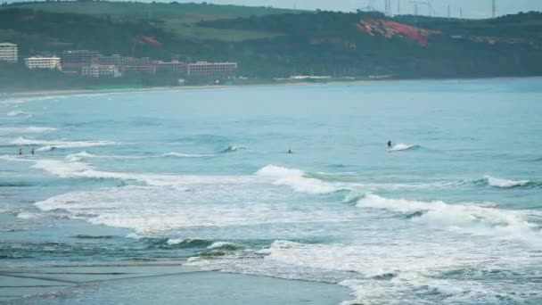Wide Panorama View People Surfing Longboard Malibu Beach Vietnam — Vídeo de stock