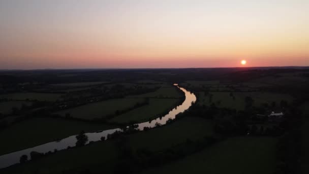 River Thames Bright Golden Sun Horizon Colored Sky Sunset Mapledurham — Stockvideo