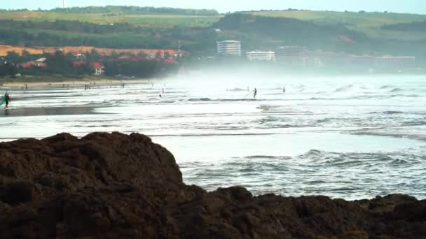 Locals Tourists Catching Seashells Malibu Beach Vietnam Misty Foggy View — Stock Video