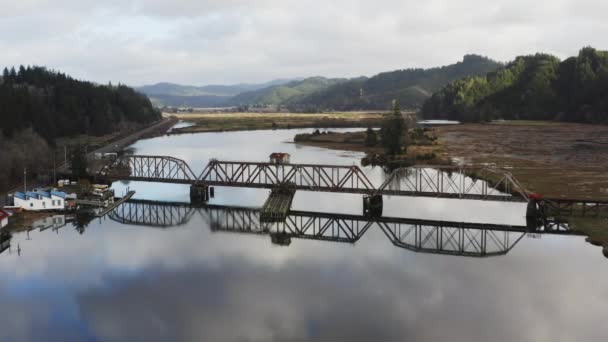 Wide Siuslaw River Passes Steel Railbridge Structure Cushman Usa Push — 图库视频影像