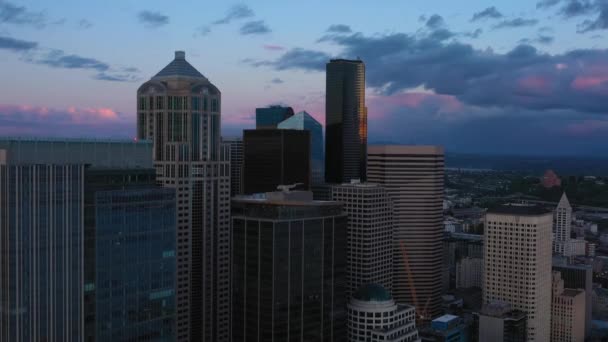 Sunset Aerial Lowering Seattle Downtown Skyline — Stock Video