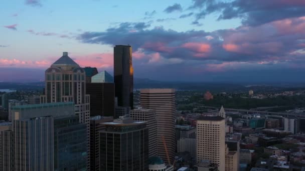 Panning Aerial Seattle Downtown Skyline Cloudy Cool Sunset Background — Stock videók