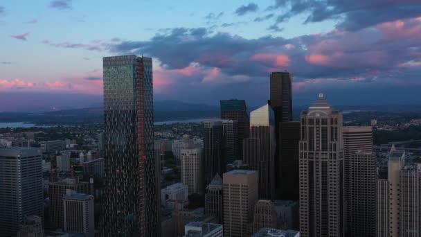 Aerial Shot Pulling Away Seattle Vast Downtown Skyline Cool Pink — Stockvideo