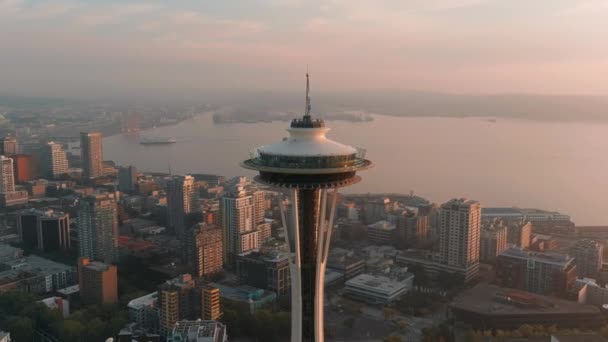 Orbiting Medium Drone Shot Space Needle Smoke Filled Sunset Puget — ストック動画