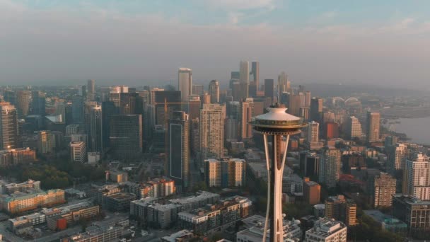 Panning Aerial Space Needle Golden Hour Seattle Downtown Background — Stock Video