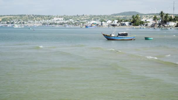 Vietnamese Fishing Boat Floating Ocean Harbor Coastline Calm Waves Roll — Wideo stockowe
