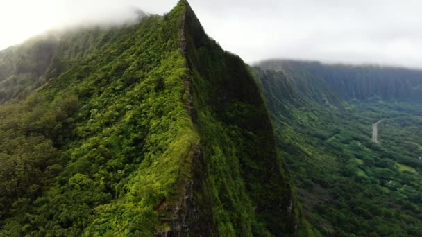Drone Parallax Hawaiian Mountain Range Rain Clouds Cover Ridge — Vídeo de stock