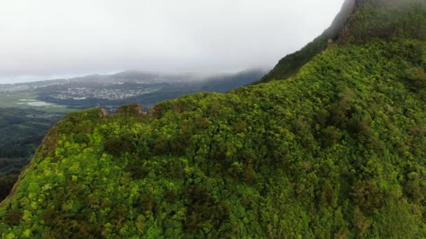 Drone Flying Hawaiian Mountain Overlooking East Oahu Town Rainy Day — Vídeo de stock