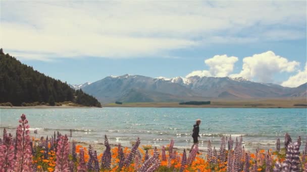 Boys Playing Water Lake Tekapo New Zealand Skimming Stones Handheld — Video Stock