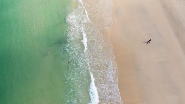 Two People Walking Ives Beach Aerial Top Forward — Stockvideo