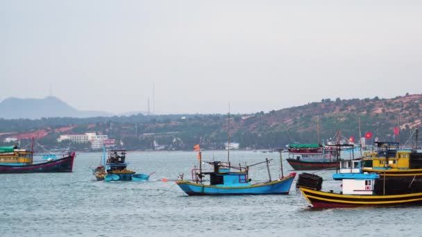 Красочные Яркие Лодки Рыбаков Пришвартованы Береговой Линии Вьетнама — стоковое видео