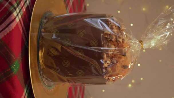 Tradiční Vánoční Zabalený Italský Panettone Sladký Sváteční Chléb Svisle — Stock video