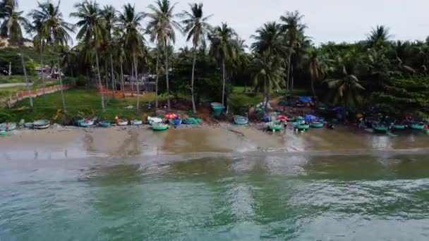 Panorering Utsikt Över Färgad Strand Full Med Små Båtar Vietnam — Stockvideo