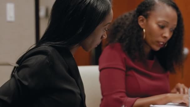 Две Черные Женщины Сидят Столом Читают Документы Обсуждают Соглашение — стоковое видео