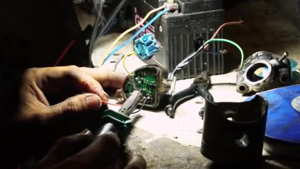 Close View Hand Man Soldering Piece Electric Equipment Indoor Shop — Vídeo de Stock