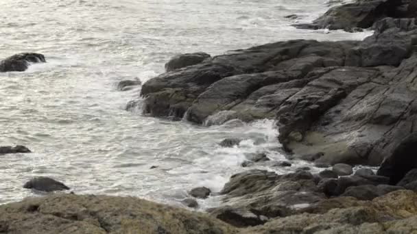 Closeup Shot Rocky Beach Vietnam High Waves Crashing Rocks — Stok video