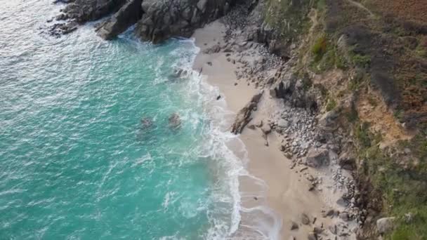 Minack Rocky Cliffs Cornwall England Aerial Tilt Reveal — kuvapankkivideo