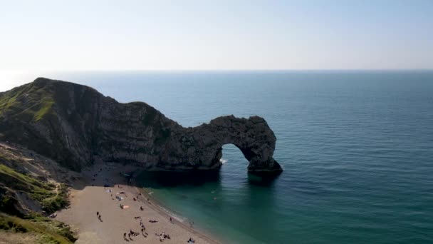 Tourists Sunbathing Durdle Door Beach Jurassic Coast Lulworth Dorset England — Stock Video