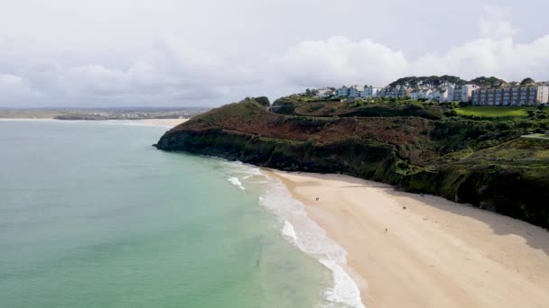 People Walking Ives Beach Panoramic View Promontory Cornwall Aerial Forward — Stockvideo