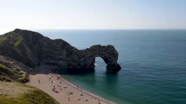 People Relaxing Durdle Door Beach Jurassic Coast Lulworth Dorset England — Stock Video