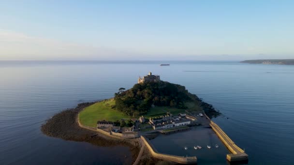 Michaels Mount Castle Cornwall Aerial Circling — Stok video