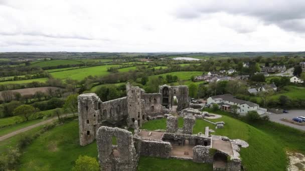 Llawhaden Castle Village Background Wales Aerial Drone Flyback — ストック動画