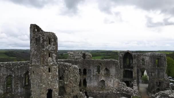 Aerial Forward Llawhaden Castle Ruins Surrounded Green Welsh Countryside — ストック動画