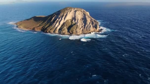 Drone Tilting Ocean Small Uninhabited Island Hawaii — Video Stock