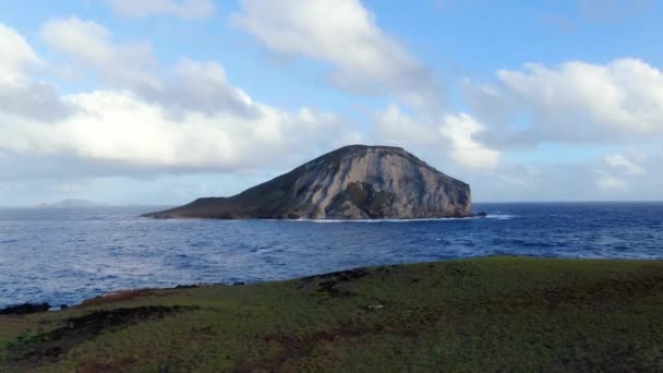 Drone Flying Back Away Mini Island Another Hawaiian Island — Vídeos de Stock