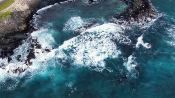 Drone Pans Ocean White Wash Rocky Beach Birds Eye View — Wideo stockowe