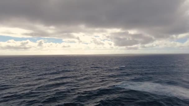 Drone Slowly Flying Ocean Sun Rises Horizon Hawaii — Vídeos de Stock