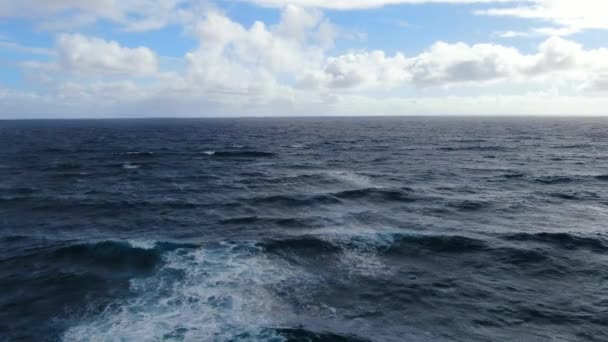 Drone Majestically Gliding Front Ocean Waves Hawaii — Vídeo de stock