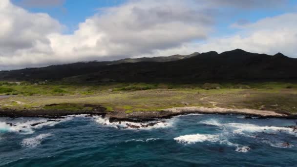 Drone Pans Rocky Shore Bottom Mountain Hawaii — 비디오