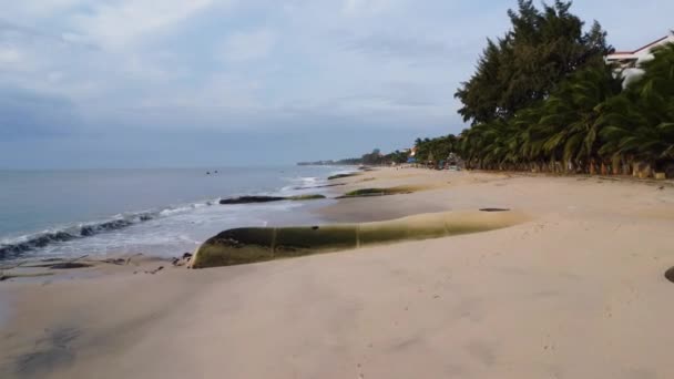 Воздушный Низкий Тропический Пляж Гигантскими Аква Мешками Берегу Предотвратить Эрозию — стоковое видео