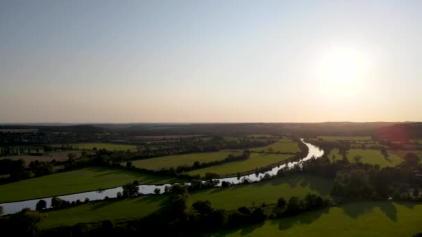 Drone Flying River Thames Shores Green Grassland Mapledurham Aerial Panoramic — Wideo stockowe