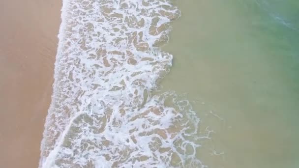 Aerial Forward Tilt Reveal Waves Breaking Ives Beach Cornwall — Stockvideo