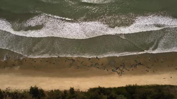 Aerial Top Ocean Waves Crashing Sandy Tropical Beach Plastic Fisherman — Vídeo de Stock