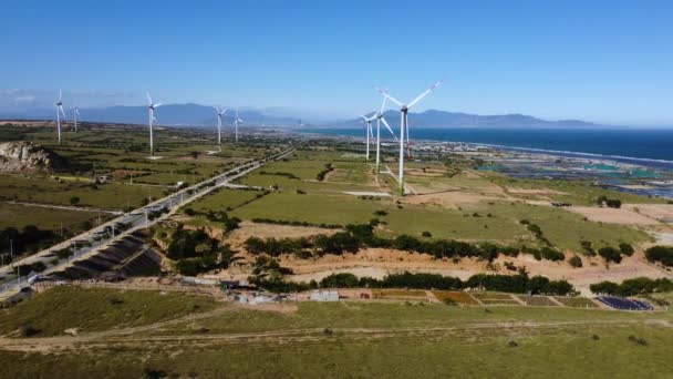 Aerial View Showing Cars Road Rotating Wind Turbine Farm Mountains — Stok video