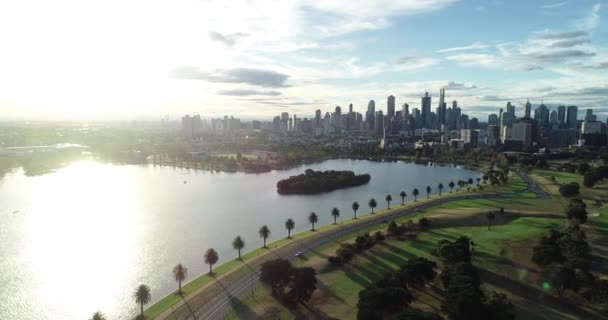 Smooth Decent Revealing Albert Park Lake Afternoon Peak Hour Traffic — Vídeos de Stock