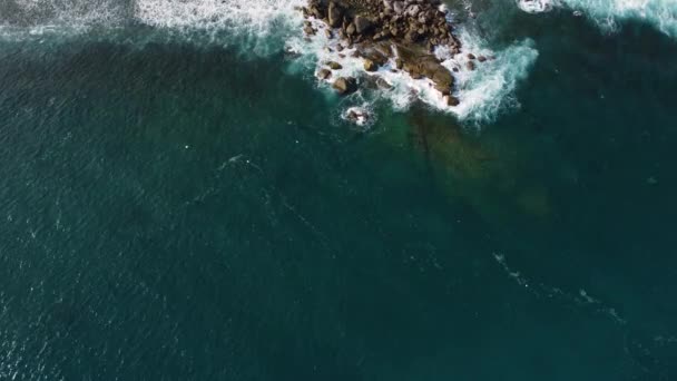 Aerial Birdseye Static Shot Sea Waves Sunny Day — ストック動画