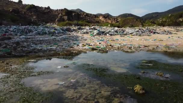 Ascend Drone Shot Showing Plastic Bottle Waste Garbage Sandy Beach — ストック動画